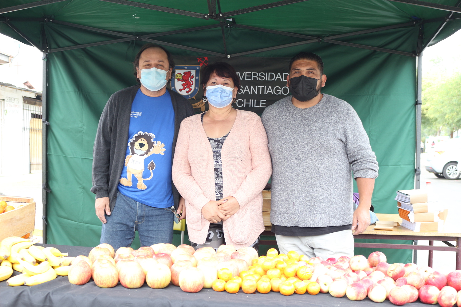 Profesor del Magíster Dr Tito Pizarro en Feria Contigo