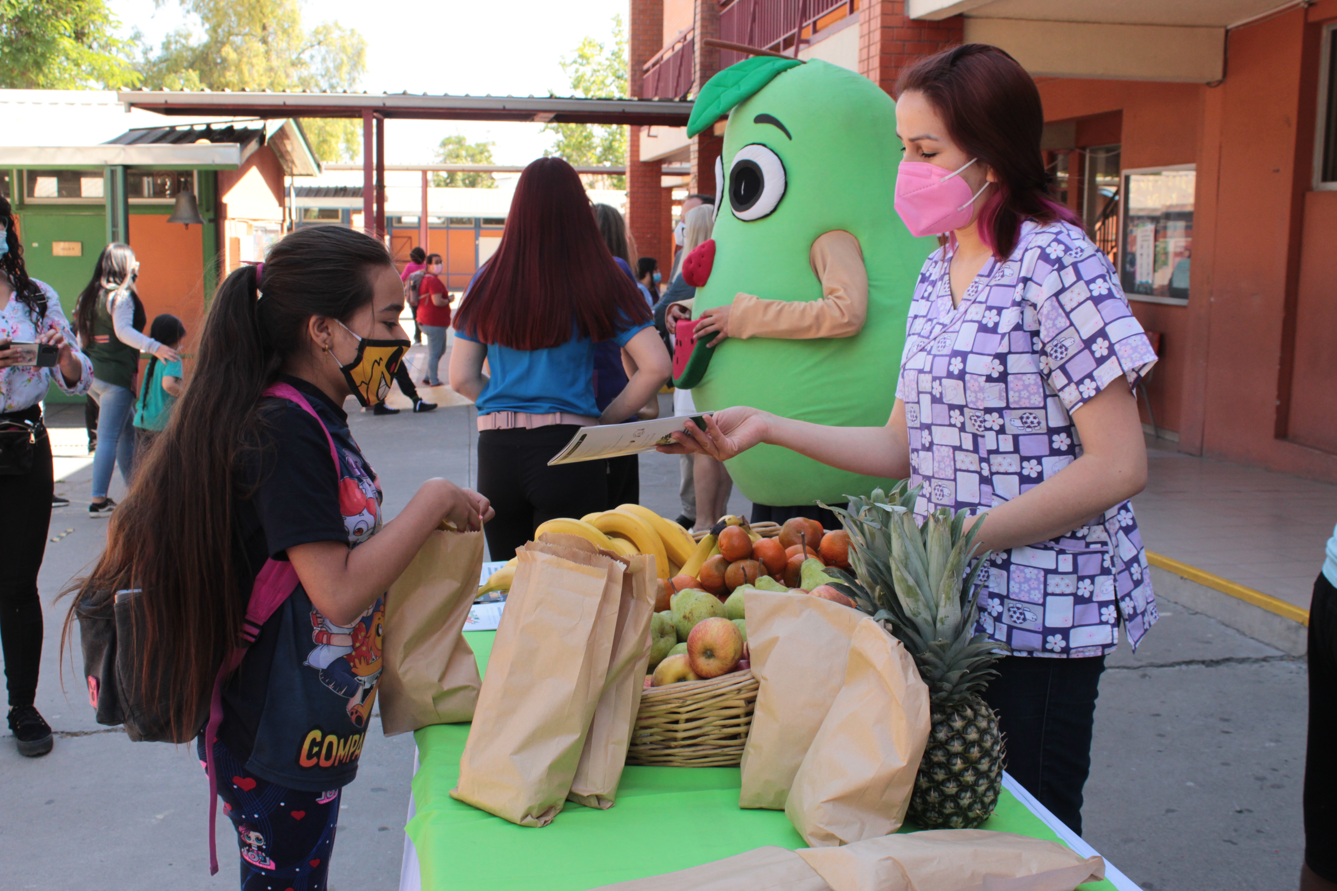 Escuela Fray Camilo Henríquez. Entrega de alimentos saludables.